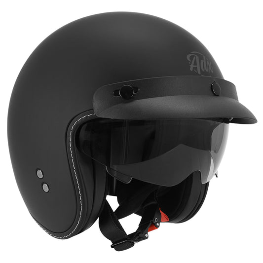 Casque jet ADX AJ400 Noir Mat — vue trois-quarts avant, casquette montée et pare-soleil abaissé