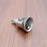 Détail gravure cloche porte-bonheur moto style Harley