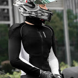Motard portant le gilet armure moto été NEMESIS, protections épaules et poitrine visibles