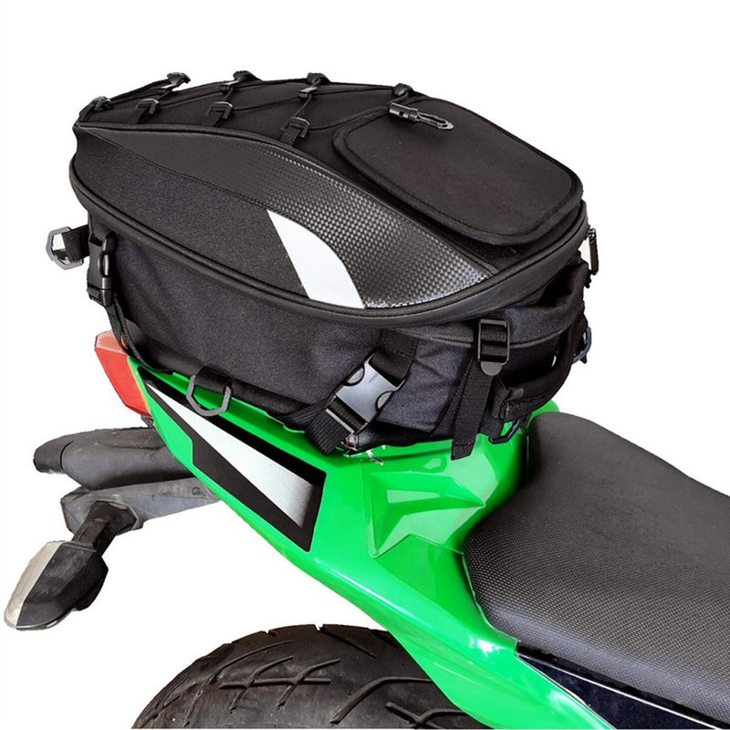 Le sac EIZOX sanglé à plat sur la selle passager