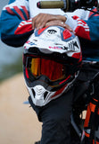 Masque moto cross monté sur un casque tout-terrain