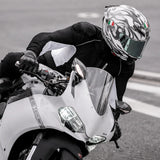 Gilet de protection moto homme porté en virage sur une Ducati, maintien des protections
