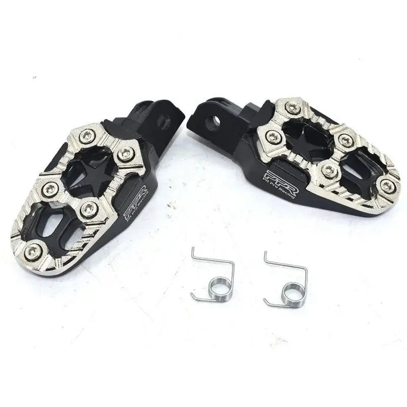 http://lepratique-du-motard.fr/cdn/shop/products/cale-pied-moto-universel-argent-le-pratique-du-motard-387703.jpg?v=1692887140