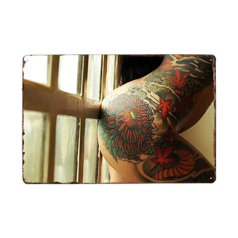 Plaque Métallique Femme tatouée - Le Pratique du Motard