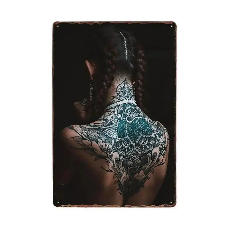Plaque Métallique Femme tatouée - Le Pratique du Motard