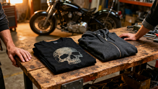 T-shirt et sweat motard : choisir la bonne coupe et la bonne matière pour rouler (et vivre) en style