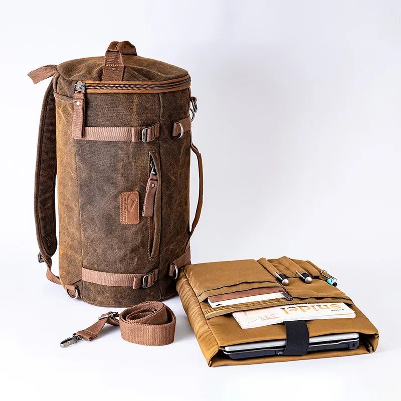 Sacoche polochon moto vintage marron fixée sur porte-bagages arrière par filet