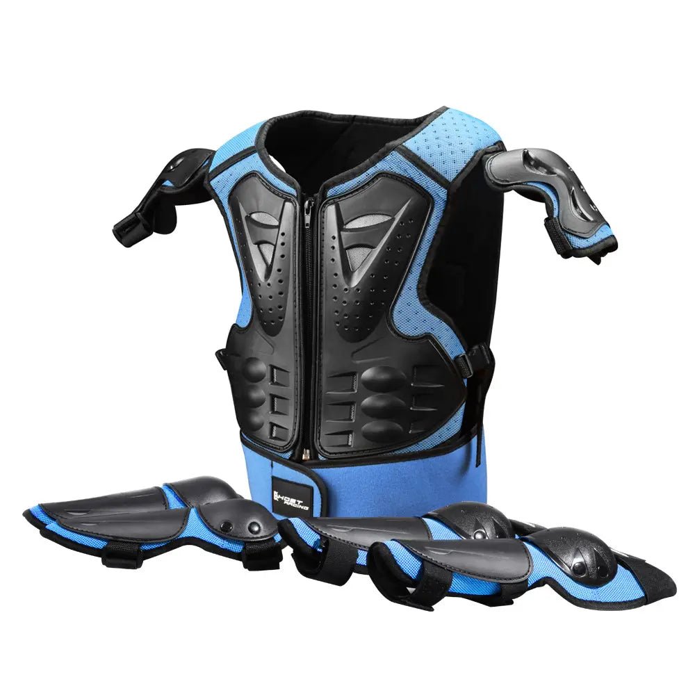 Armure moto cross enfant bleue posée de face avec coudières et genouillères assorties