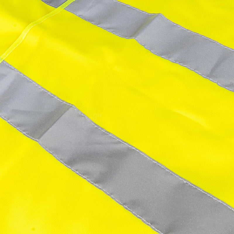 Gilet jaune haute visibilité — détail des bandes réfléchissantes