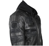 Gros plan réel des écussons noirs ton sur ton sur la poitrine et la manche du blouson cuir Cafe Racer Black Edition