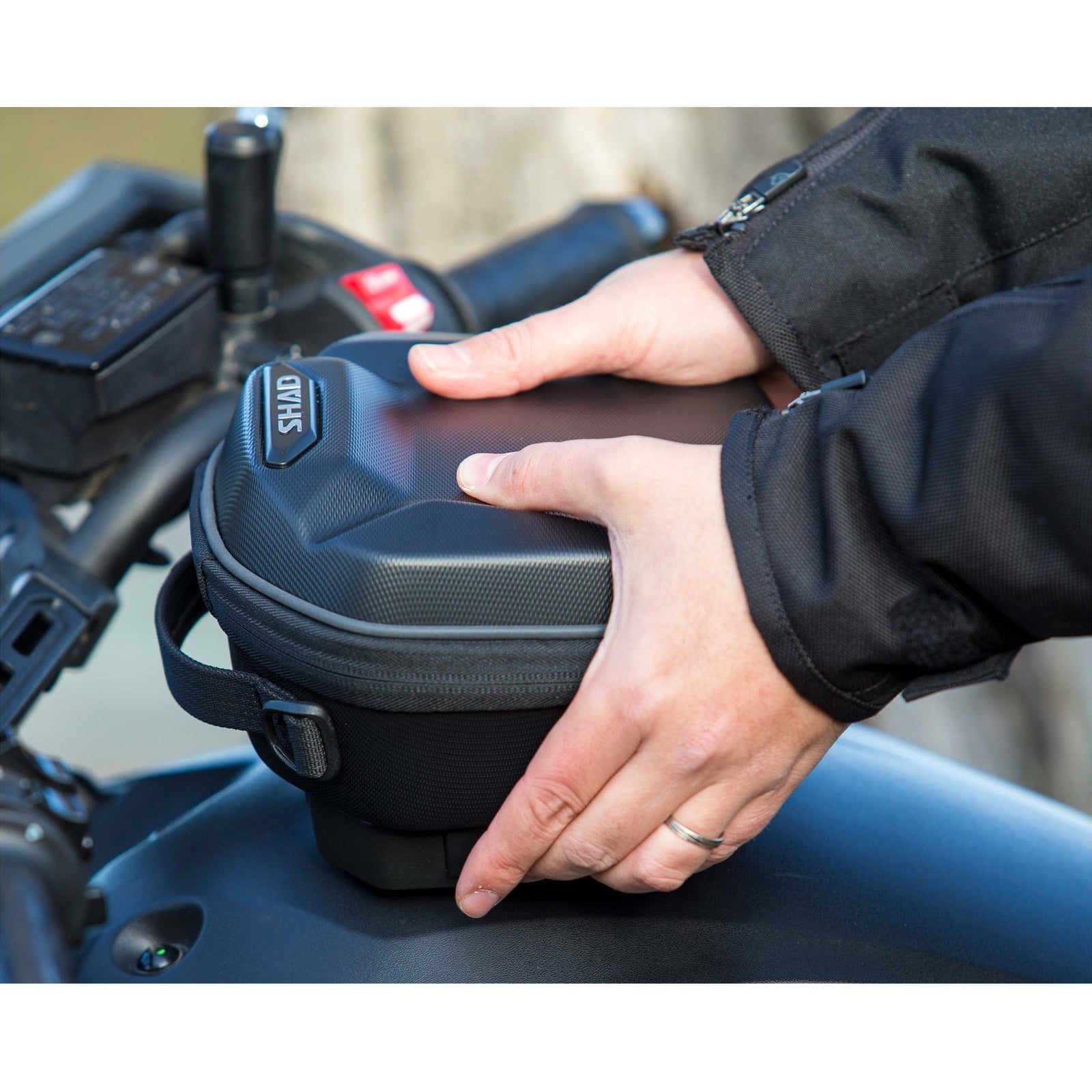 Sacoche de Réservoir SHAD E03C — Sacoche Moto Click System 3L - LE PRATIQUE DU MOTARD