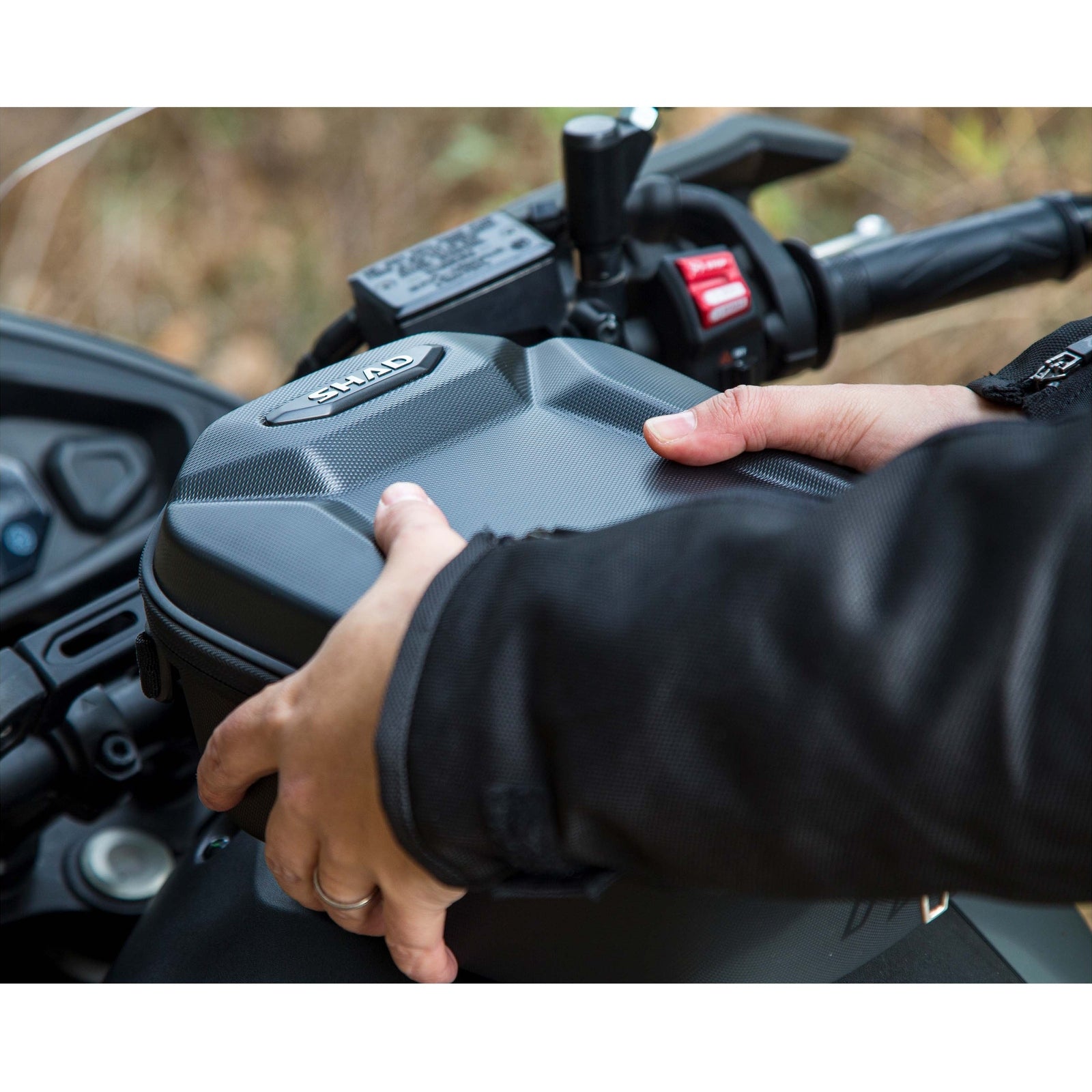 Sacoche de Réservoir SHAD E09C — Sacoche Moto 9L Click System - LE PRATIQUE DU MOTARD