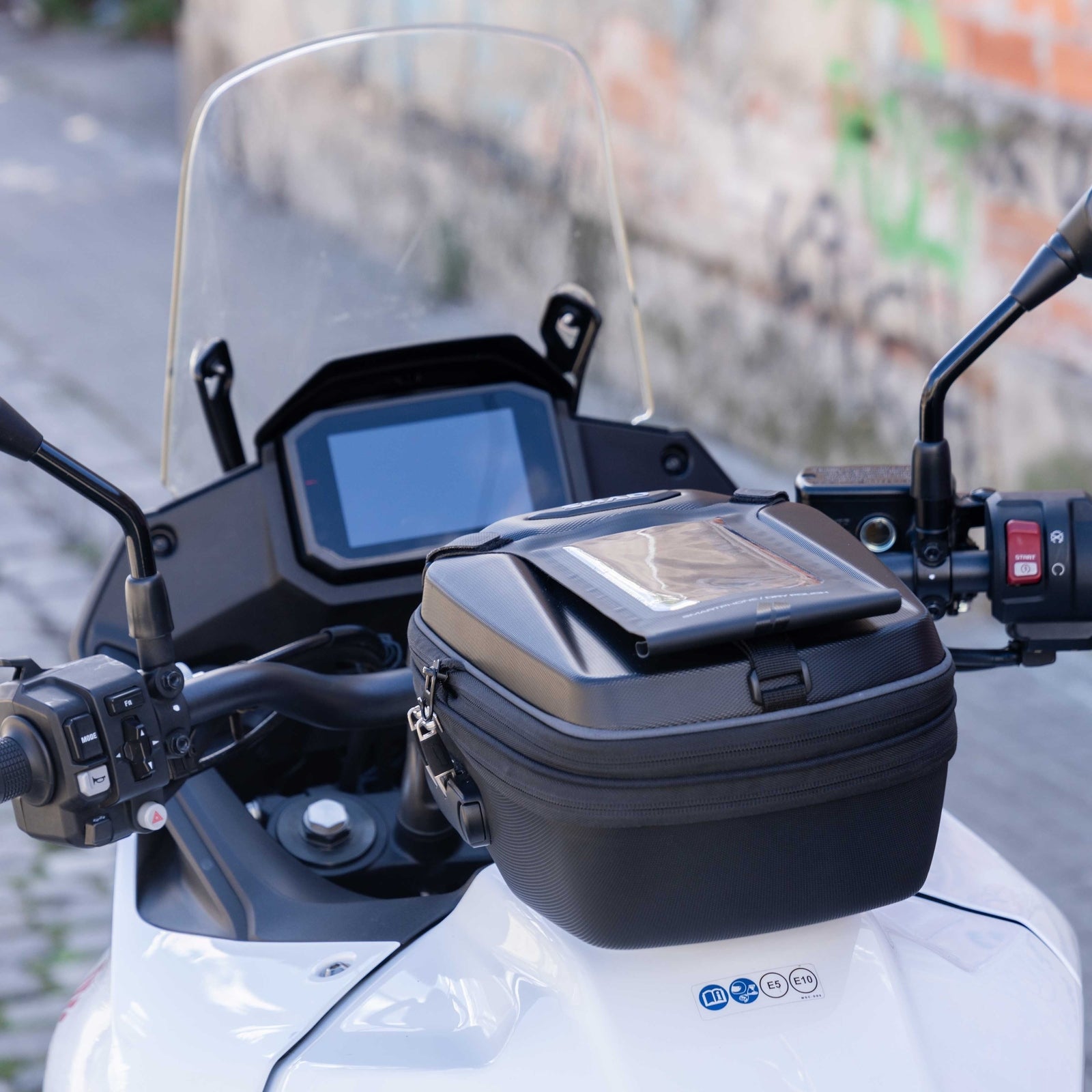 Sacoche Réservoir SHAD E09CL Pro — Sacoche Moto 9L Click Pro - LE PRATIQUE DU MOTARD