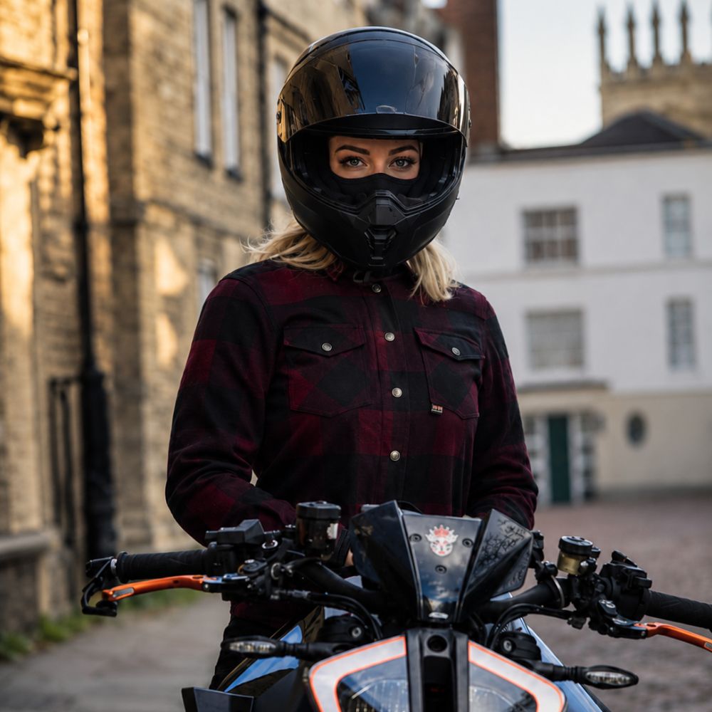 Surchemise moto femme SKADI carreaux rouge portee avec un casque integral en ville