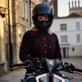 Surchemise moto femme SKADI carreaux rouge portee avec un casque integral en ville