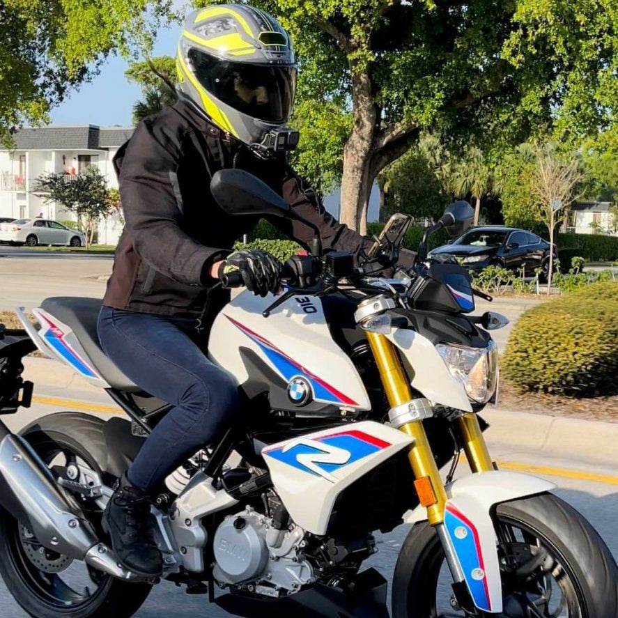 Motarde en jean moto femme SKADI indigo au guidon d'un roadster