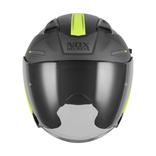 Casque jet moto NOX N130 Ekto noir mat jaune fluo de face, écran solaire baissé haute visibilité