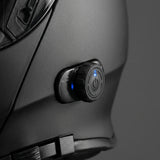 Gros plan sur le module Bluetooth intégré du casque moto Eight montrant la molette de contrôle ergonomique et le voyant LED.