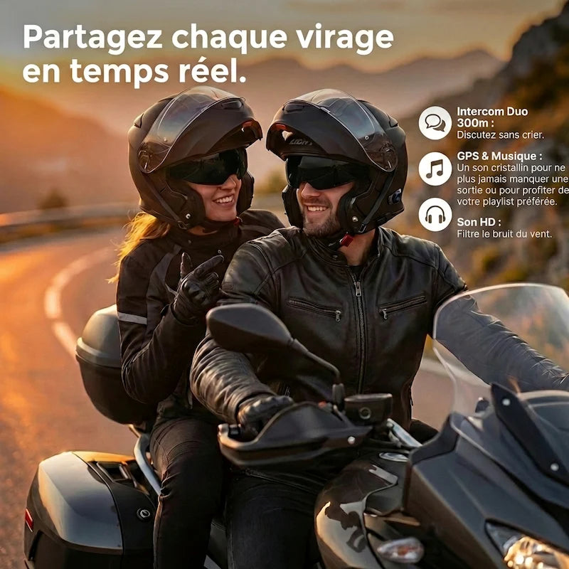 Couple de motards en voyage utilisant l'intercom intégré du casque moto modulable Eight noir mat au coucher du soleil.