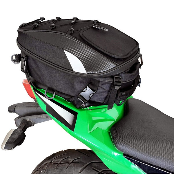 Le sac EIZOX sanglé à plat sur la selle passager