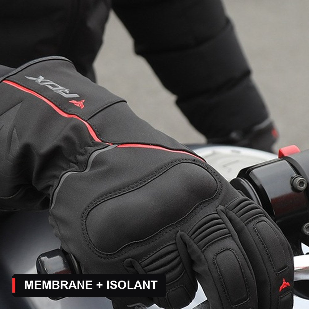 Gant moto hiver coqué noir et rouge porté, main sur la poignée