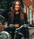 Surchemise moto femme noire SKADI portee ouverte devant une moto vintage