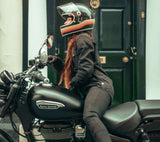 Motarde de profil en surchemise moto femme noire SKADI sur une moto classique