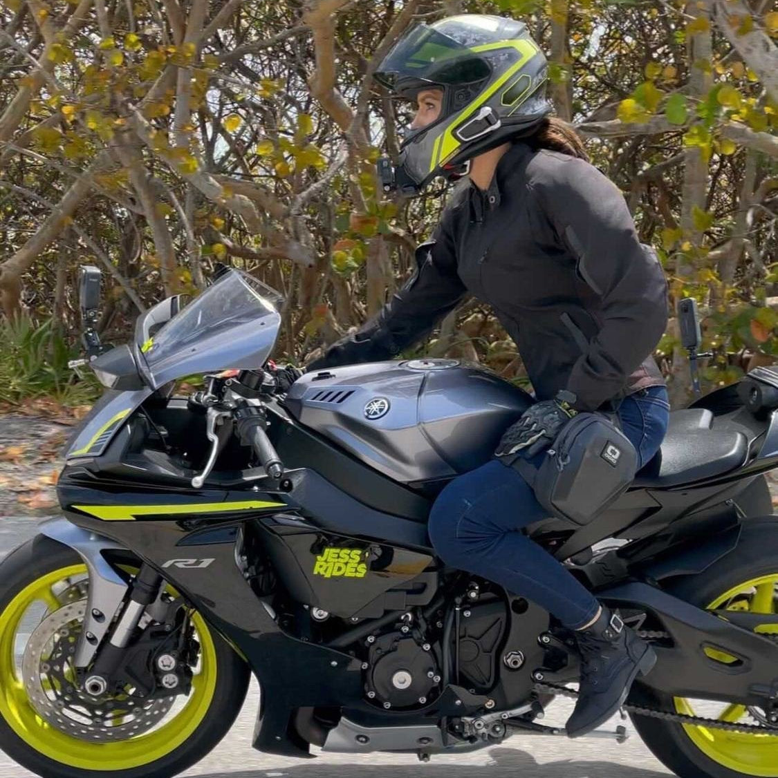 Jean moto femme SKADI indigo porte sur une sportive, position de conduite