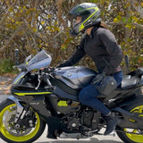 Jean moto femme SKADI indigo porte sur une sportive, position de conduite