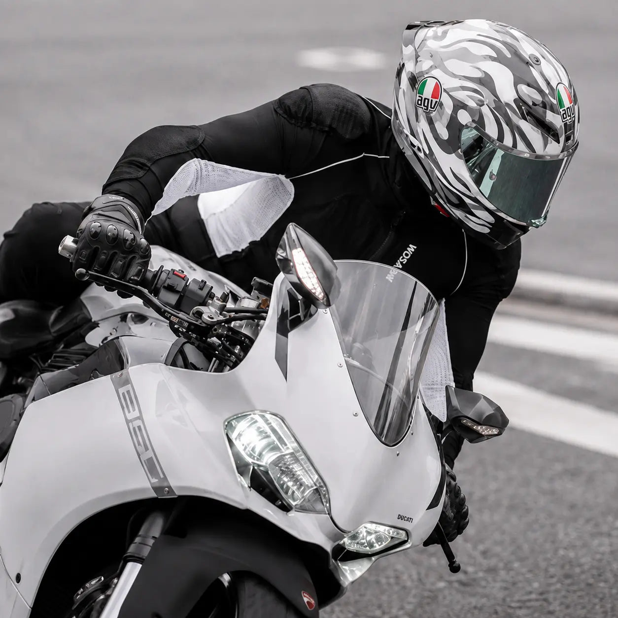 Gilet de protection moto homme porté en virage sur une Ducati, maintien des protections
